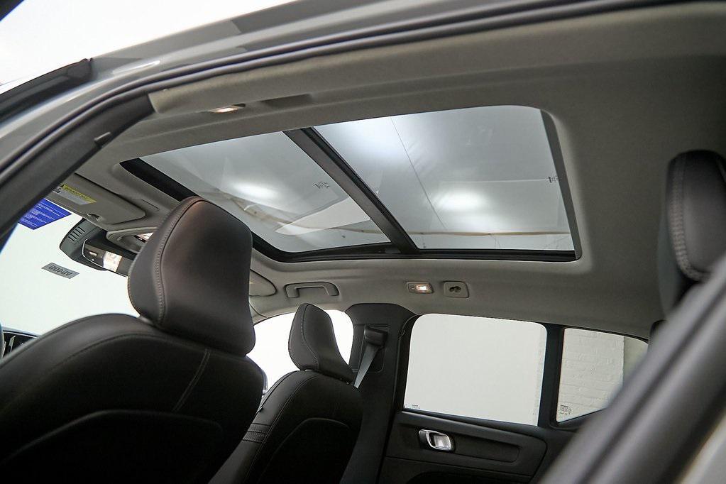 new 2025 Volvo XC40 car, priced at $40,995