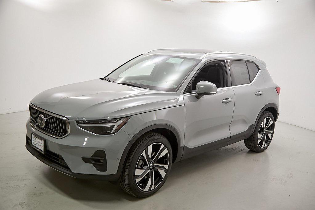 new 2025 Volvo XC40 car, priced at $40,995