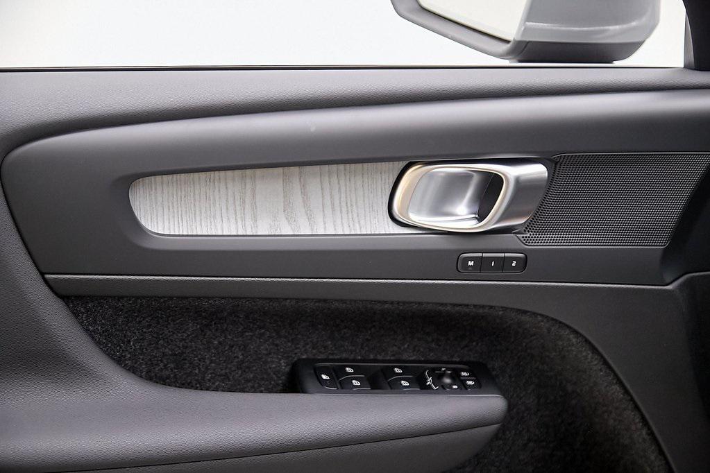 new 2025 Volvo XC40 car, priced at $40,995