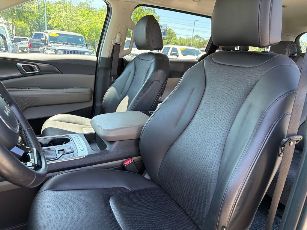used 2025 Kia Carnival car, priced at $34,019