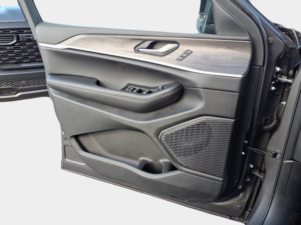 new 2025 Jeep Grand Cherokee car, priced at $37,107