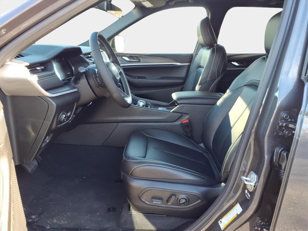 new 2025 Jeep Grand Cherokee car, priced at $38,156