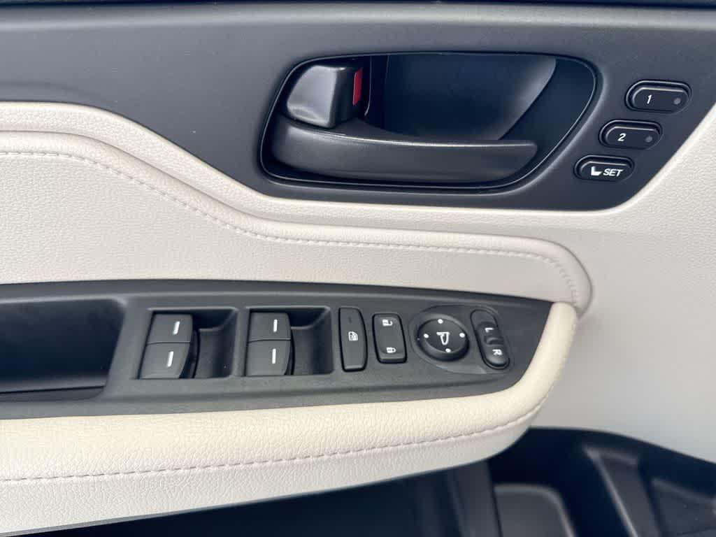 used 2025 Honda Odyssey car, priced at $39,378