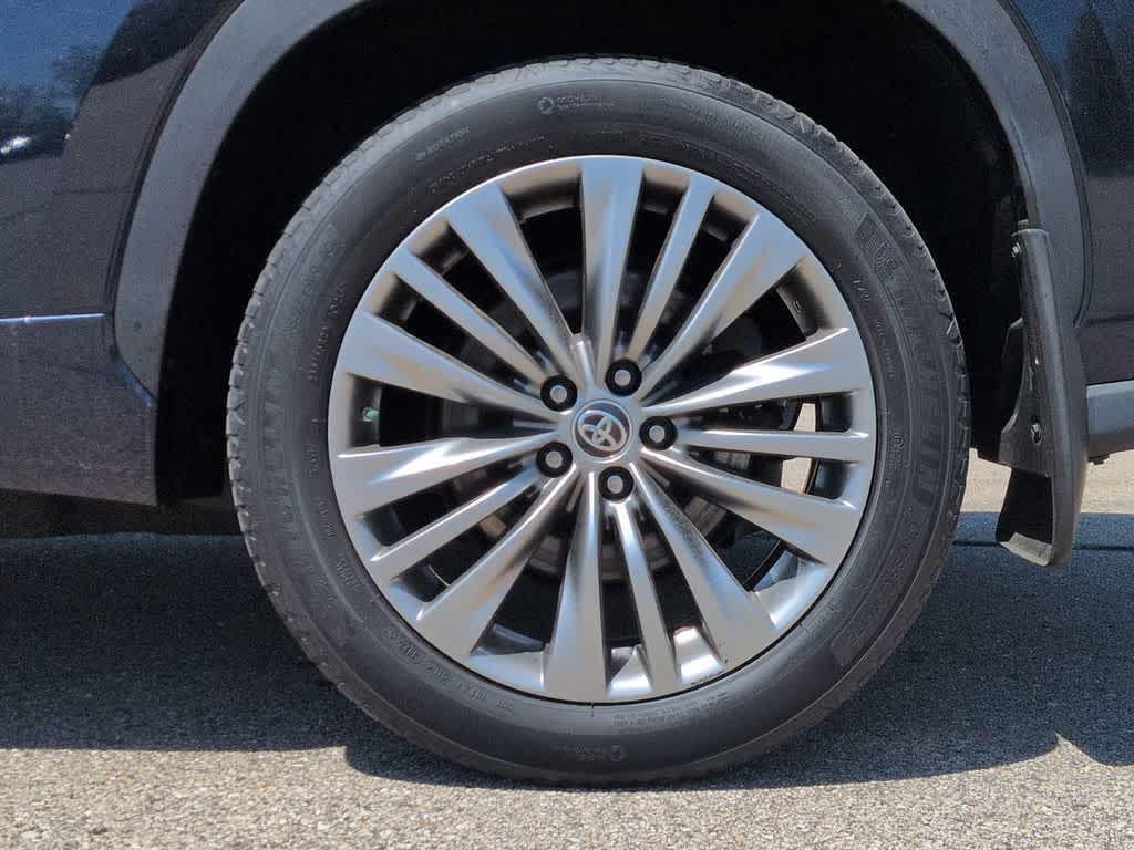 used 2020 Toyota Highlander car, priced at $31,558