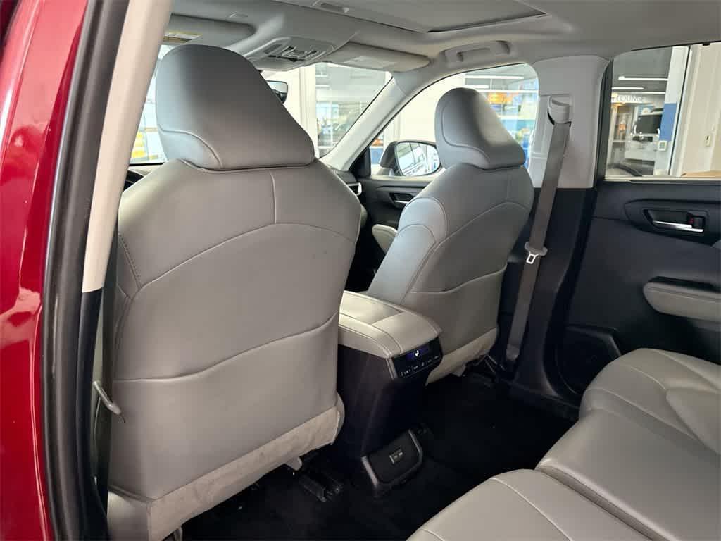 used 2022 Toyota Highlander car, priced at $35,065