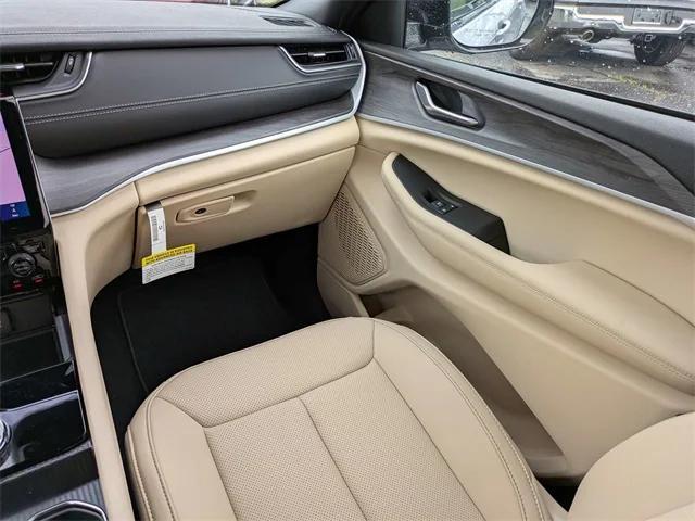 new 2025 Jeep Grand Cherokee car, priced at $44,650
