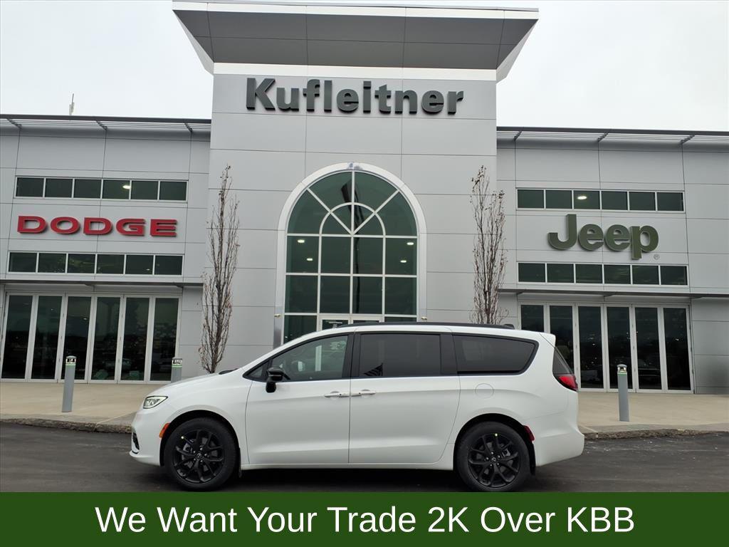 new 2026 Chrysler Pacifica car, priced at $46,702