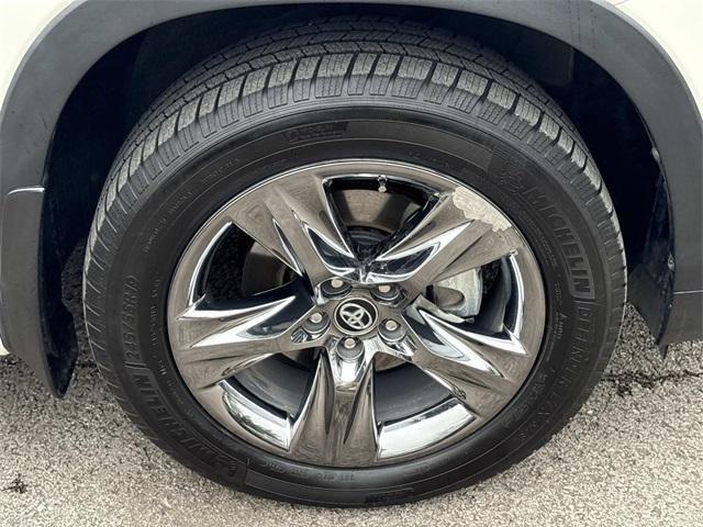 used 2019 Toyota Highlander Hybrid car, priced at $24,200