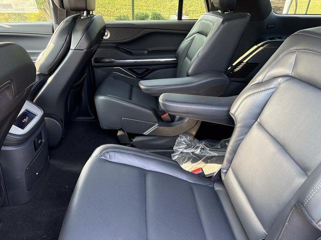 new 2025 Lincoln Navigator car, priced at $106,580