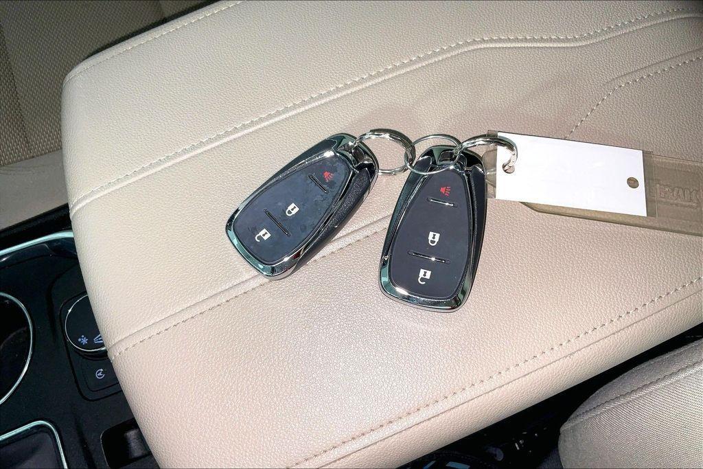 used 2023 Chevrolet Traverse car, priced at $26,876