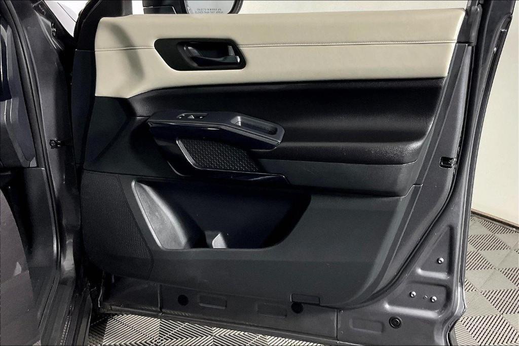 2024 Gun Metallic Nissan Pathfinder