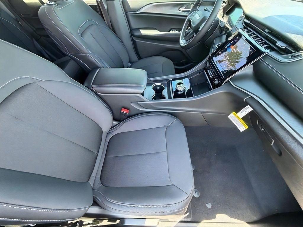 new 2026 Jeep Grand Cherokee car, priced at $37,801