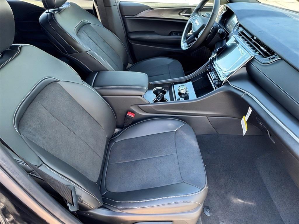 new 2025 Jeep Grand Cherokee car, priced at $41,072