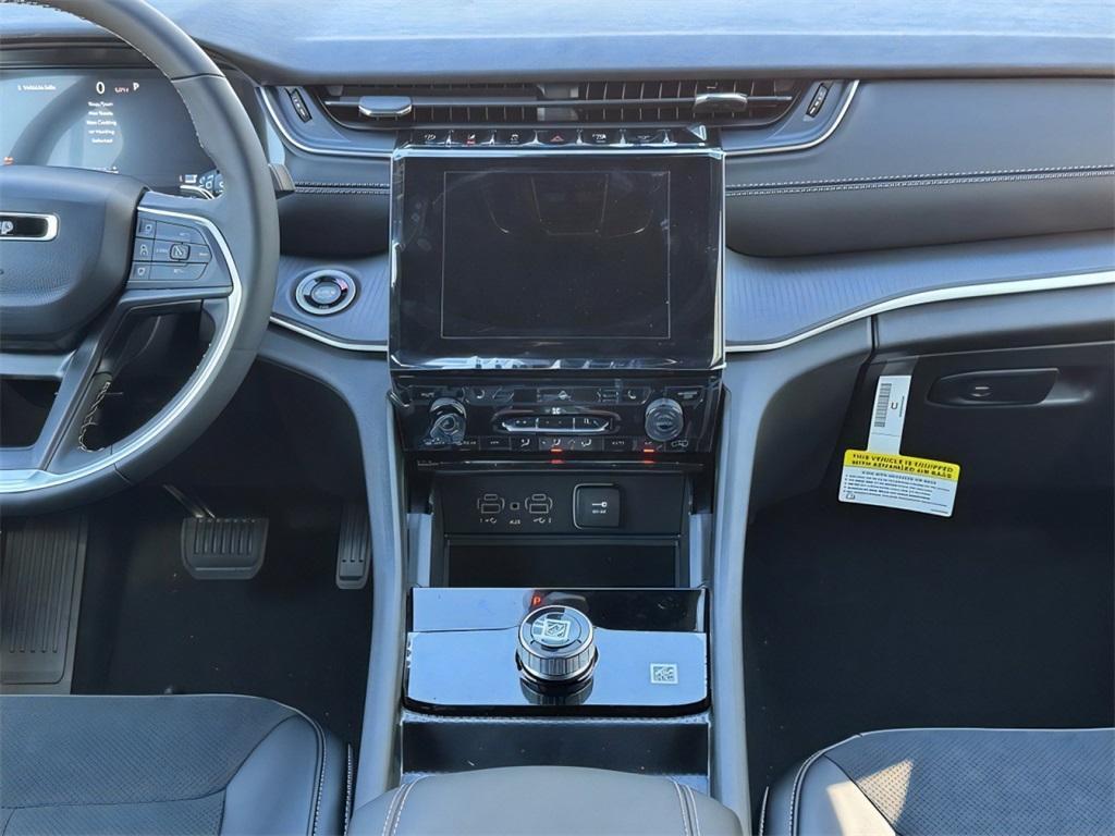 new 2025 Jeep Grand Cherokee car, priced at $41,072