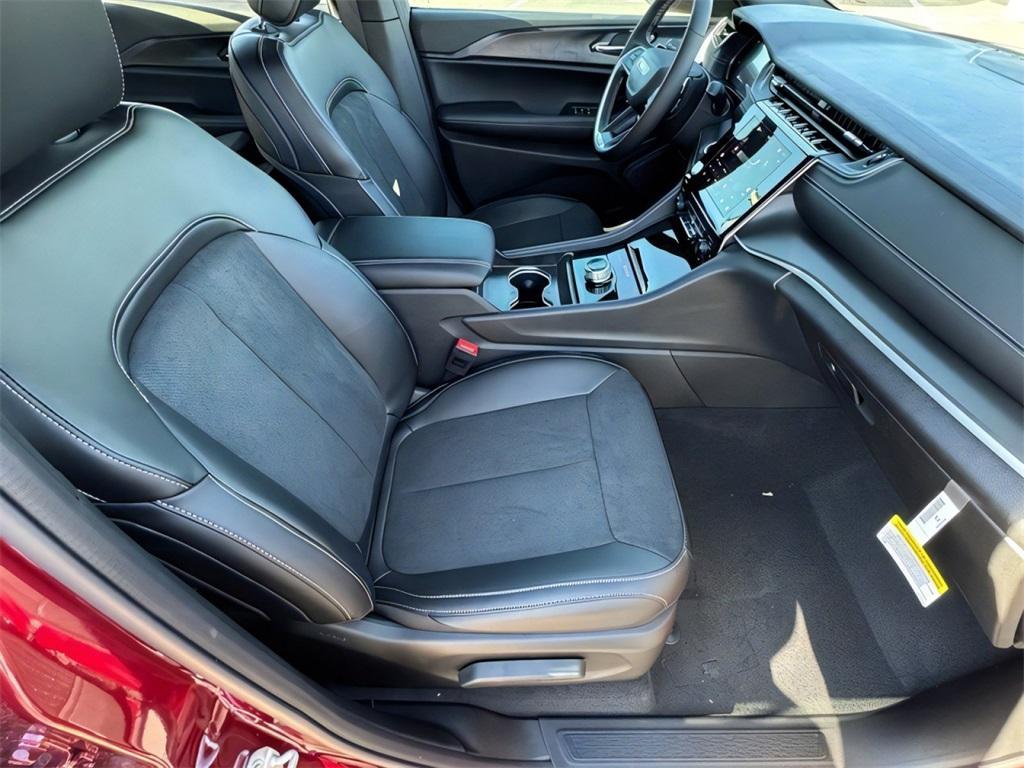 new 2025 Jeep Grand Cherokee car, priced at $39,072