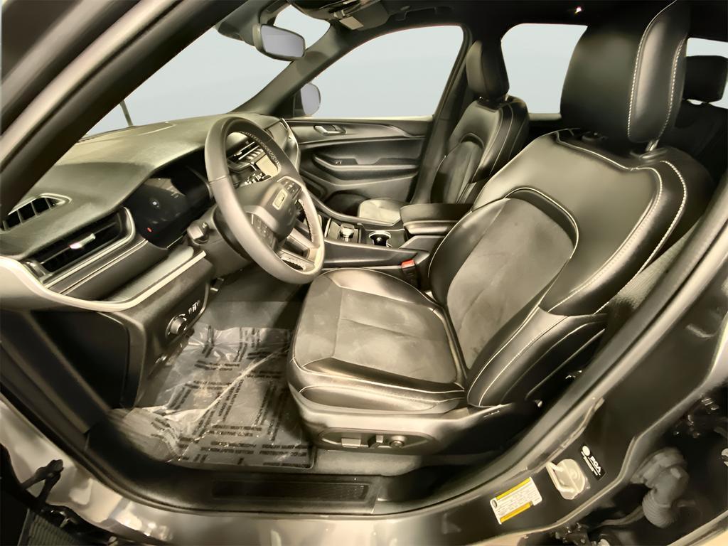 used 2024 Jeep Grand Cherokee car, priced at $31,995