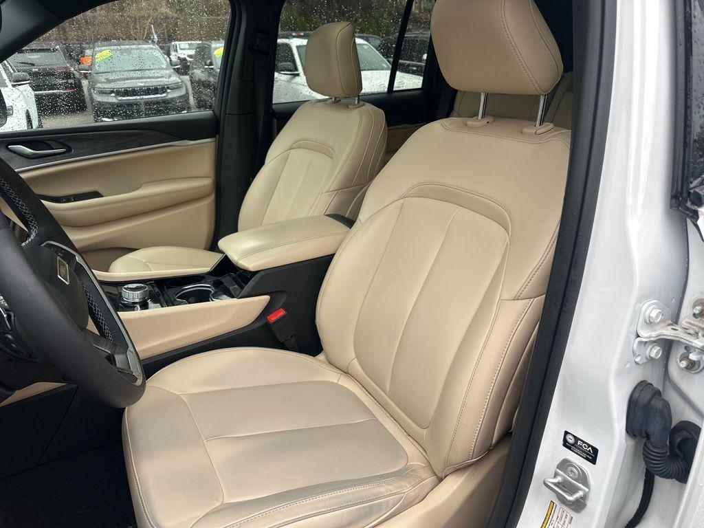used 2023 Jeep Grand Cherokee car, priced at $33,174