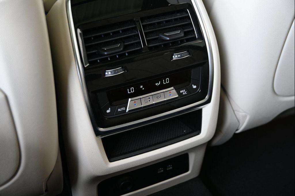 BMW X7 view 32