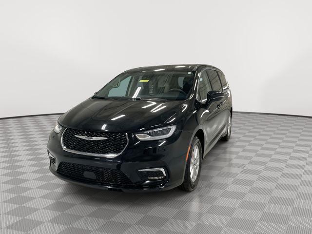 used 2024 Chrysler Pacifica car, priced at $26,988