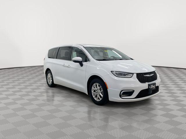 used 2024 Chrysler Pacifica car, priced at $27,988