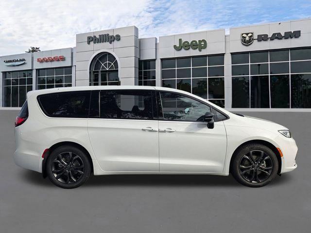 new 2026 Chrysler Pacifica car, priced at $42,097