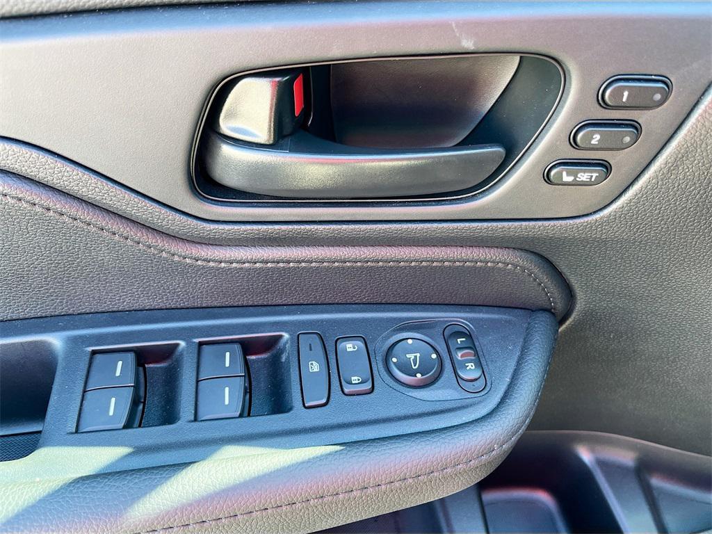 used 2025 Honda Odyssey car, priced at $33,600