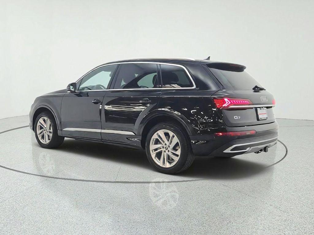 Audi Q7 view 7