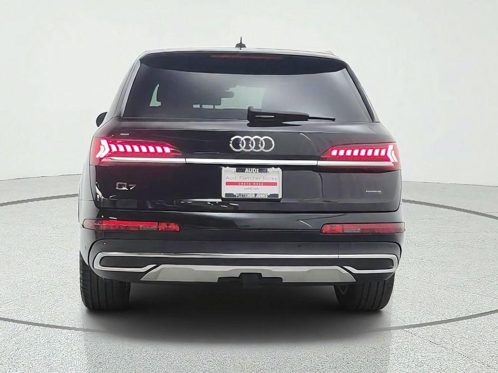 Audi Q7 view 6