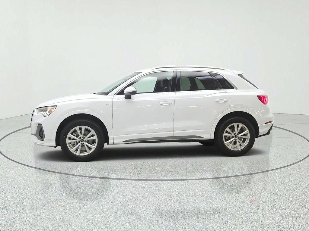 Audi Q3 view 8