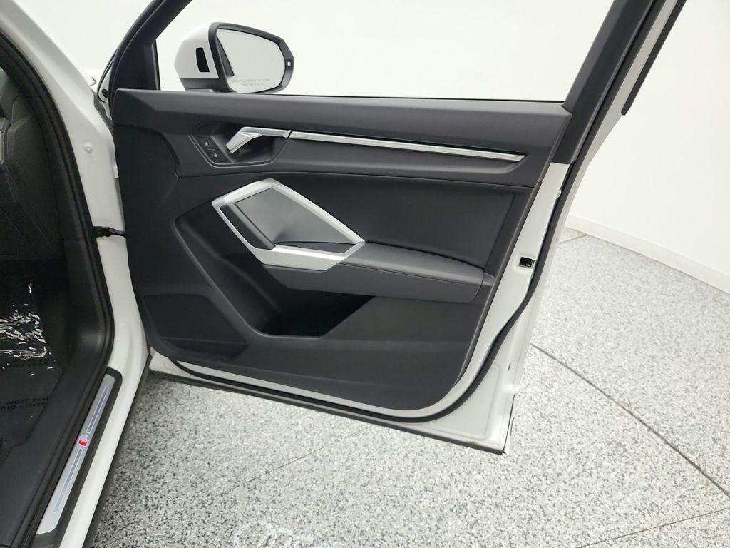 Audi Q3 view 21