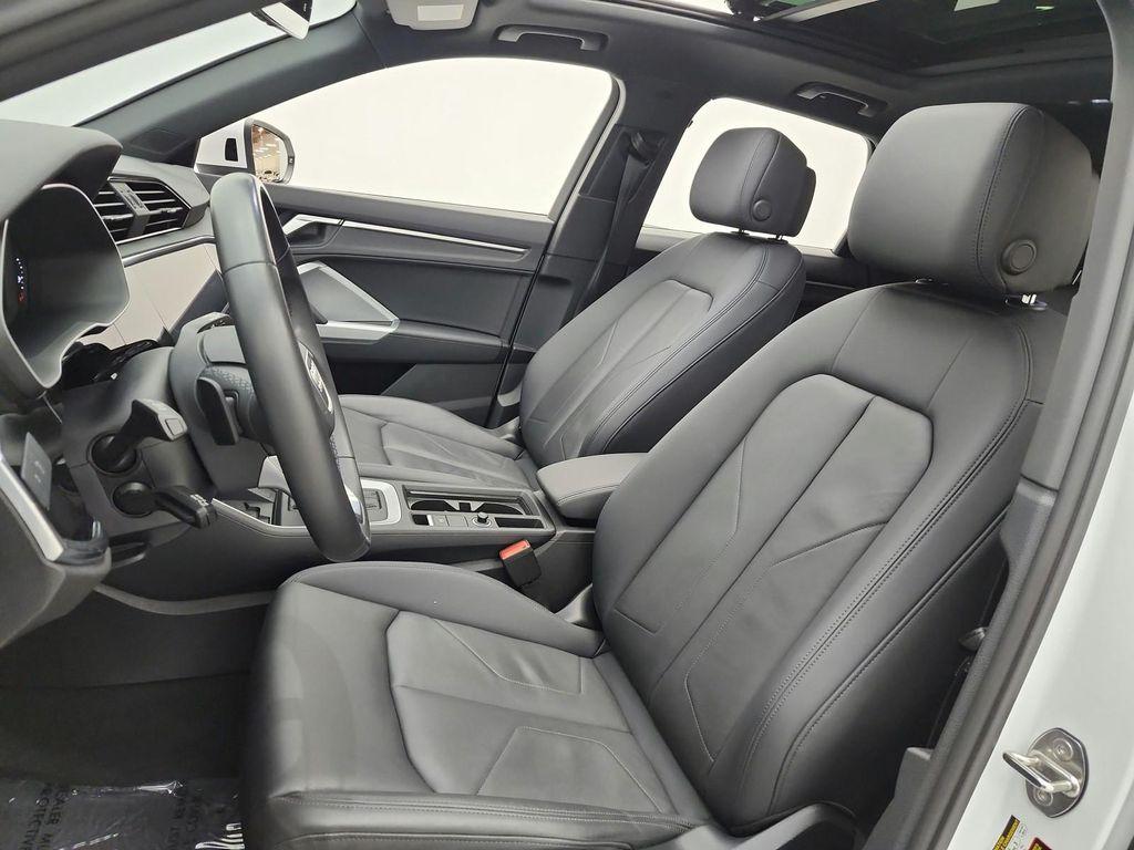 Audi Q3 view 10