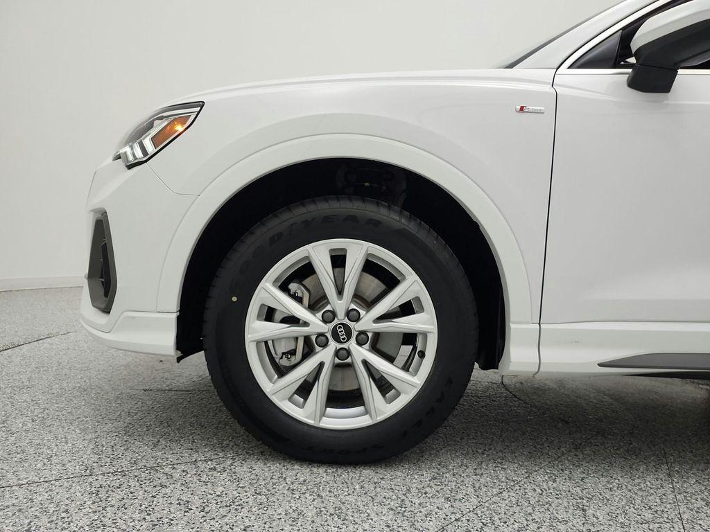 Audi Q3 view 18