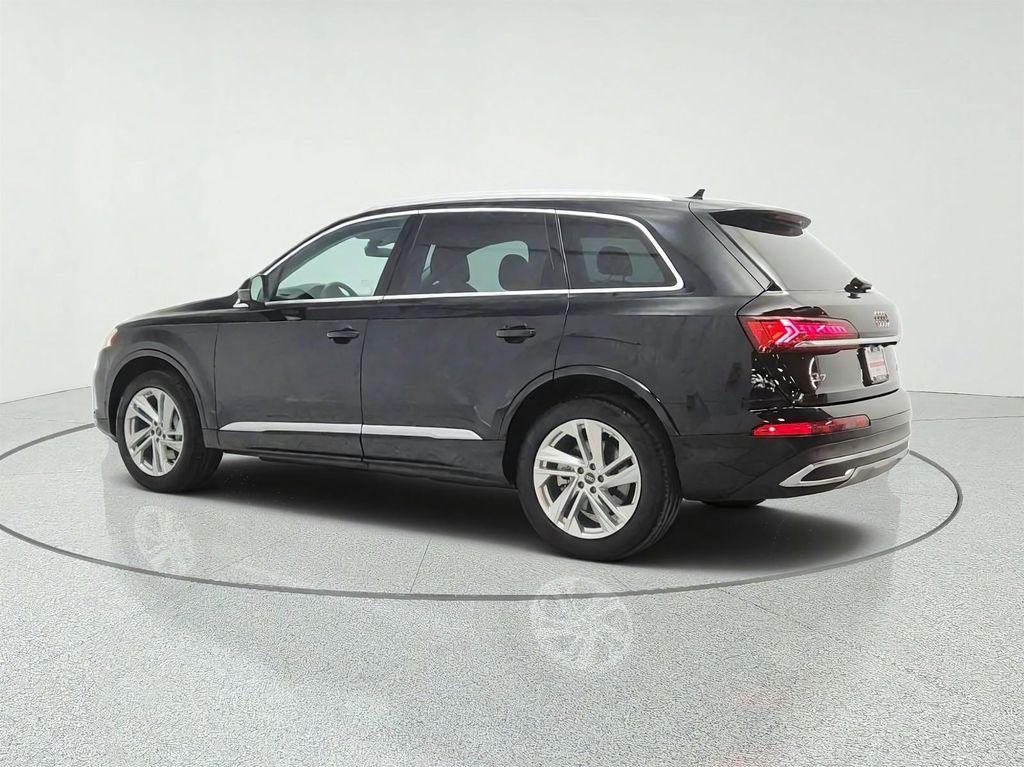 Audi Q7 view 7