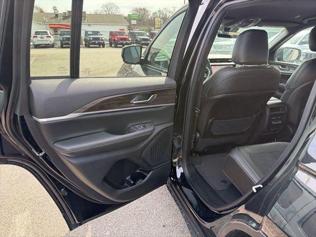new 2026 Jeep Grand Cherokee car, priced at $45,937