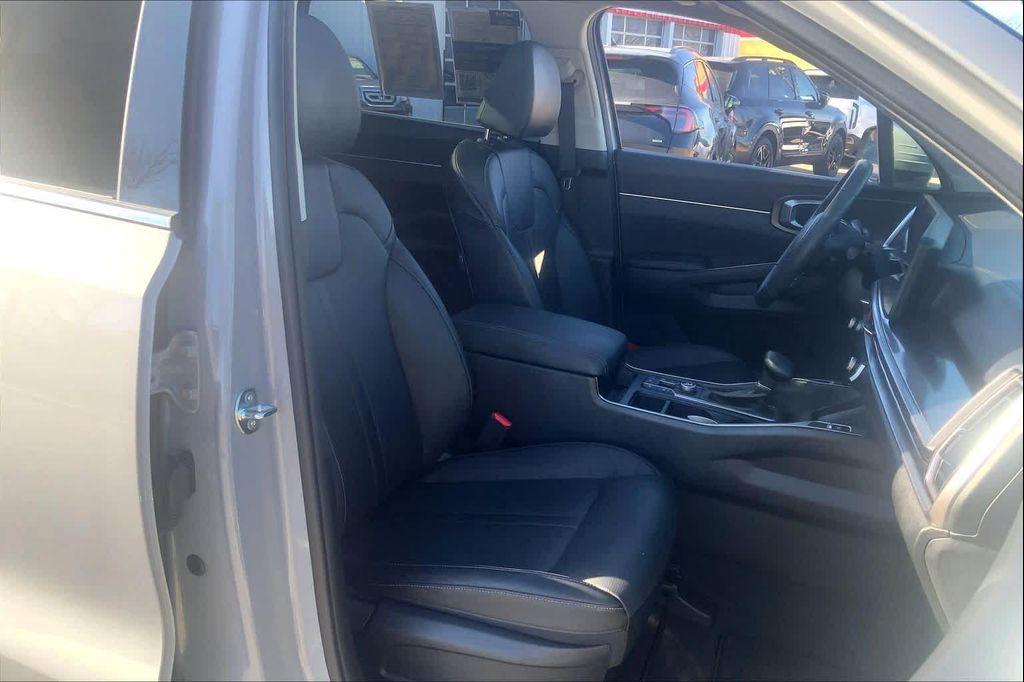 used 2025 Kia Sorento car, priced at $31,497