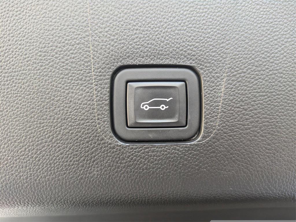 used 2023 Chevrolet Traverse car, priced at $26,999