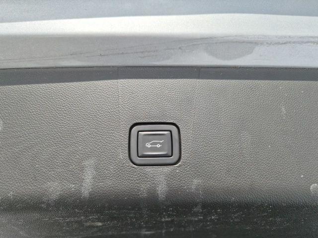 used 2023 Chevrolet Traverse car, priced at $28,319