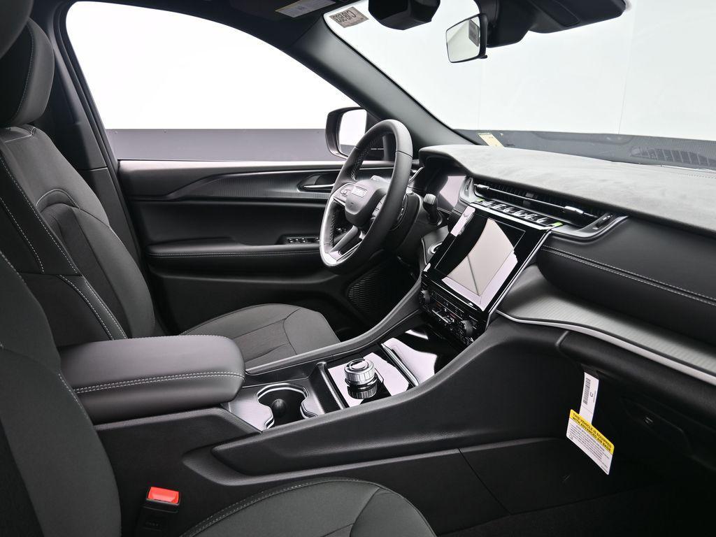new 2025 Jeep Grand Cherokee car, priced at $39,095