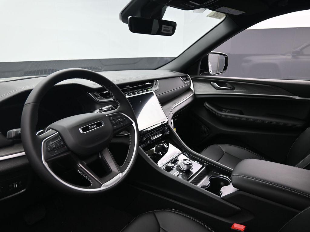 new 2025 Jeep Grand Cherokee car, priced at $44,685