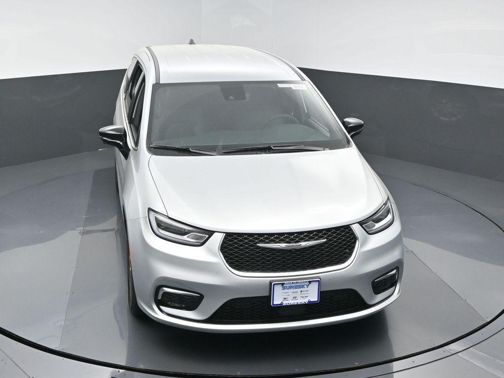 new 2026 Chrysler Pacifica car, priced at $43,810