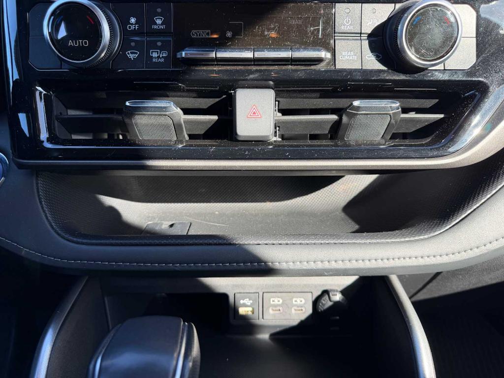 used 2022 Toyota Highlander Hybrid car, priced at $33,995