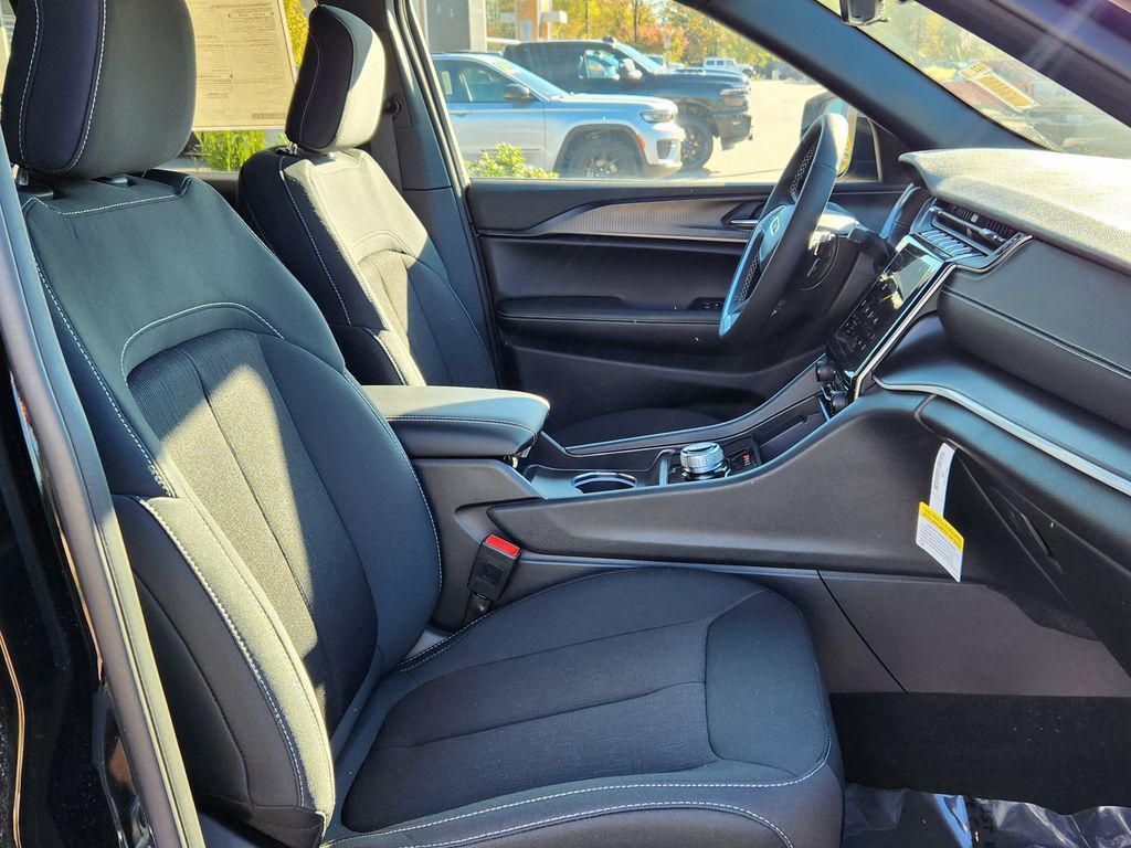 new 2025 Jeep Grand Cherokee car, priced at $33,258