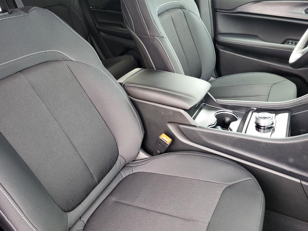 new 2026 Jeep Grand Cherokee car, priced at $42,005