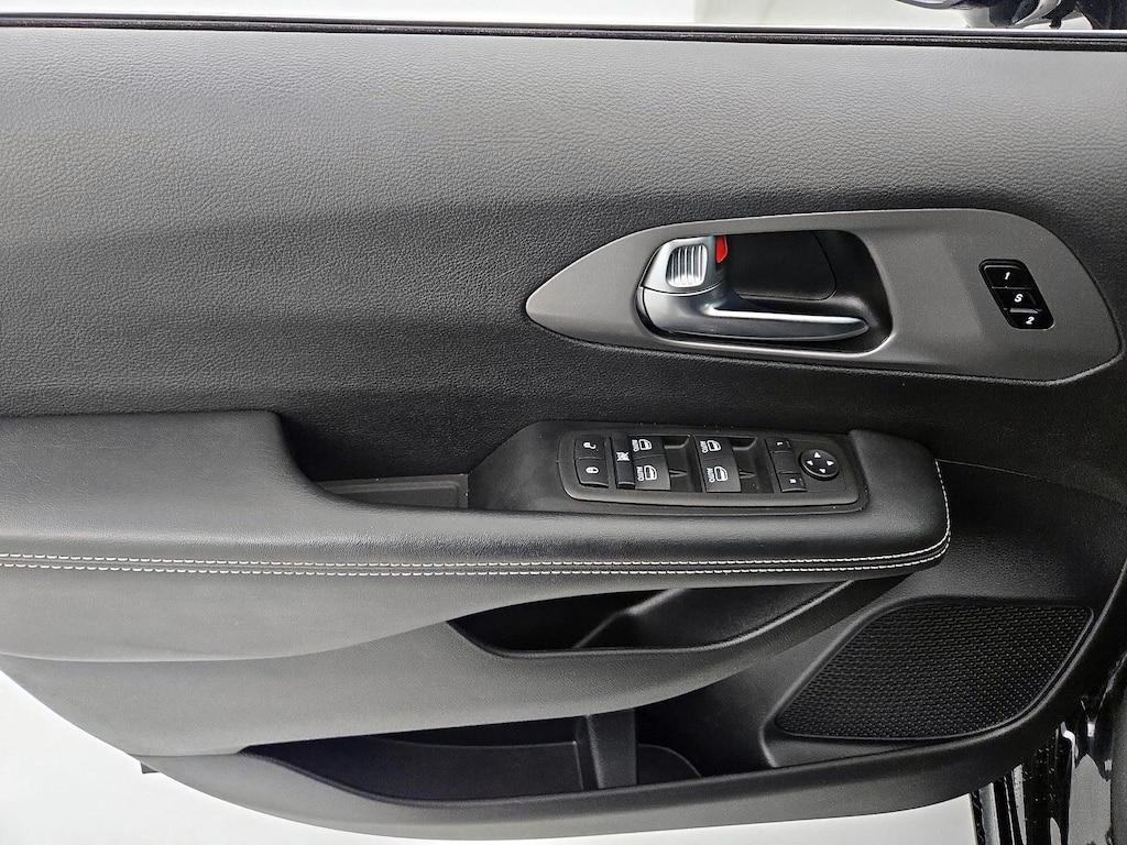 used 2025 Chrysler Pacifica car, priced at $29,998