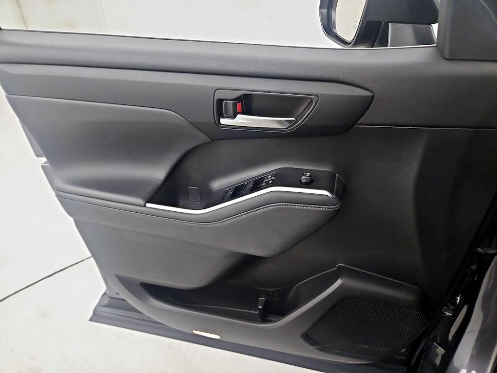 used 2023 Toyota Highlander car, priced at $38,998