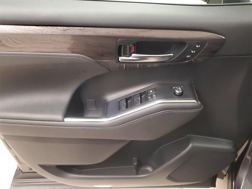 used 2023 Toyota Highlander car, priced at $35,991