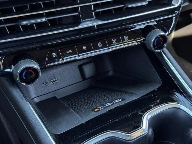 new 2025 Chevrolet Traverse car, priced at $39,904