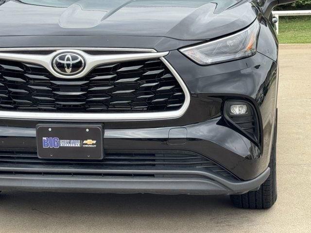 used 2025 Toyota Highlander Hybrid car, priced at $45,500