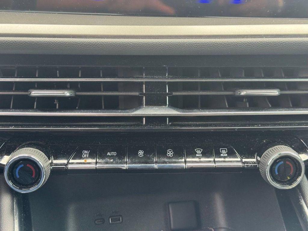 used 2025 Chevrolet Traverse car, priced at $35,500