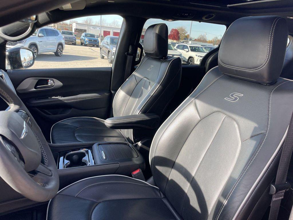 used 2025 Chrysler Pacifica car, priced at $34,767